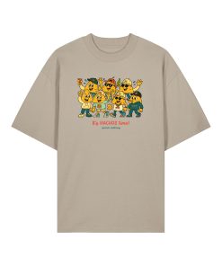 Camiseta beige oversized con ilustración de nachos caricaturescos y frase “It’s NACHOS time!”