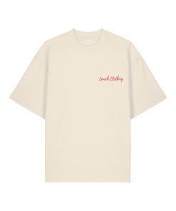 Camiseta oversized en tono crema con tipografía Isnach Clothing en rojo al frente; estilo limpio y detalle sutil para look casual.