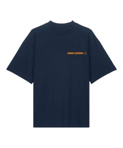 Camiseta oversized azul marino de Isnach Clothing con logo en pecho en color naranja; estilo urbano minimalista, ideal para outfits relajados y modernos.