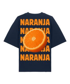 Camiseta oversized azul marino con estampado trasero “NARANJA” repetido y media naranja realista; diseño gráfico llamativo y fresco para un look juvenil.