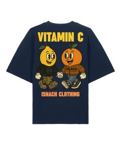 Camiseta oversized azul marino con estampado colorido de personajes fruta, texto “Vitamin C” en amarillo e identidad gráfica Isnach Clothing.