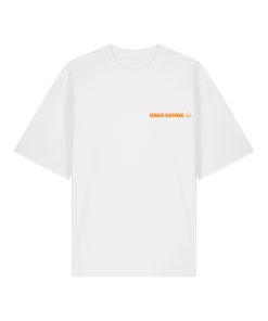 Camiseta blanca oversized de corte recto con logo Isnach Clothing en color naranja al frente; diseño limpio y versátil para uso diario.