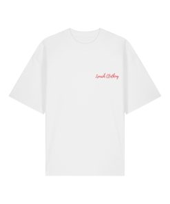 Camiseta blanca oversized con logo frontal en rojo; diseño minimalista ideal para destacar en estilos urbanos o streetwear neutro.