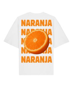 Camiseta oversized blanca con diseño trasero vibrante: repetición de “NARANJA” en naranja y una media naranja realista al centro.