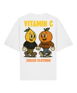 Camiseta oversized blanca con ilustración trasera de frutas vestidas, mensaje “Vitamin C” y marca Isnach Clothing; estética divertida y gráfica.