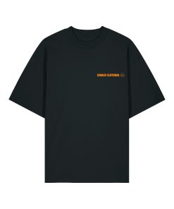 Camiseta oversized negra de estilo urbano con logo Isnach Clothing en naranja; contraste elegante y sobrio, ideal para streetwear.