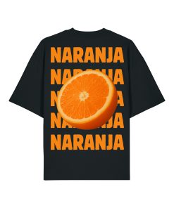 Camiseta negra oversized con estampado “NARANJA” repetido en naranja y media naranja gráfica; diseño impactante con alto contraste.