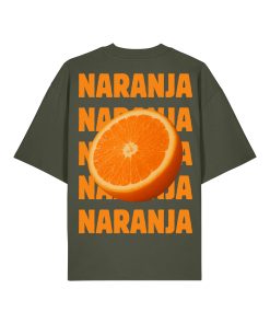 Camiseta oversized verde oliva con estampado trasero “NARANJA” y fruta cortada en el centro; estética natural con diseño vibrante.