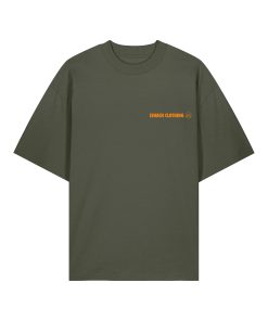 Camiseta oversized verde oliva con logo naranja en el pecho; diseño sobrio con estilo urbano contemporáneo de inspiración fresca.