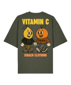 Camiseta oversized verde oliva con diseño “Vitamin C” e ilustración de frutas animadas, estilo retro urbano con branding de Isnach Clothing.