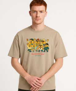 Modelo usando camiseta oversized beige con estampado de nachos y frase 