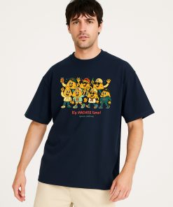 Camiseta oversized azul marino con diseño de nachos animados y texto “It’s NACHOS time!”