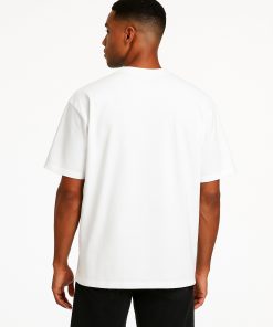 Hombre de espaldas con camiseta oversized blanca sin diseño.