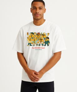 Hombre usando camiseta oversized blanca con estampado colorido de nachos caricaturescos y frase "It’s NACHOS time!"