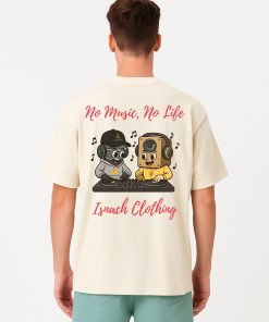 Camiseta oversized color crema con ilustración trasera de DJs animados, música flotante y mensaje “No Music, No Life” en rojo vibrante.