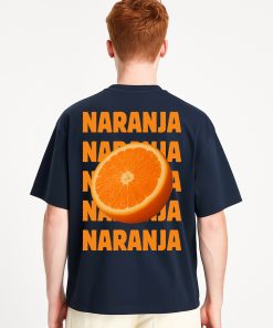 Vista trasera de camiseta azul marino oversized con texto “NARANJA” en naranja y media naranja impresa; diseño gráfico llamativo con estética fresca y juvenil.