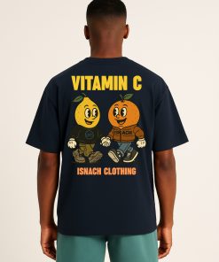 Modelo masculino con camiseta oversized azul marino de Isnach Clothing, estampado “Vitamin C” con personajes fruta animada; estilo urbano y juvenil.