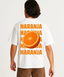 Diseño trasero de camiseta blanca oversized con tipografía “NARANJA” en naranja y fruta impresa al centro; propuesta vibrante y visual para moda urbana.