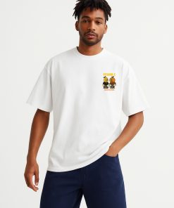 Camiseta oversized blanca con estampado pequeño de frutas animadas al frente, estilo moderno y casual con sello visual de Isnach Clothing.