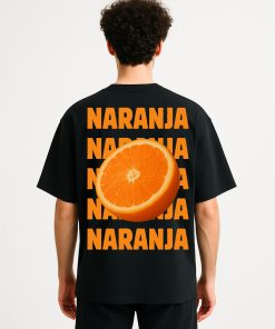 Parte trasera de camiseta negra oversized con diseño “NARANJA” y media naranja; gráfico potente que combina frescura visual con estética urbana.