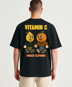 Camiseta oversized negra con ilustración “Vitamin C” en gran formato; diseño retro-pop con personajes limón y naranja y logo Isnach Clothing.