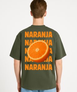Vista trasera de camiseta verde oliva oversized con repetición de “NARANJA” y naranja ilustrada; estilo gráfico audaz y juvenil para destacar.