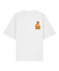 Camiseta oversized blanca con impresión frontal de bebé sosteniendo bol de patatas bravas; diseño visualmente llamativo y nostálgico.