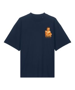 Camiseta oversized azul marino con estampado de bebé comiendo patatas bravas en el pecho; contraste vibrante y estética juguetona.