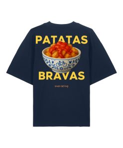 Diseño trasero con bol de patatas bravas en cerámica azul sobre fondo marino y texto amarillo “PATATAS BRAVAS”; estilo visual contundente.