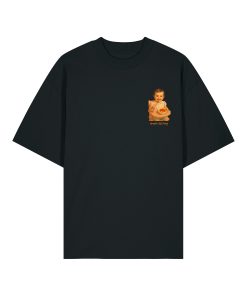 Camiseta oversized negra con diseño minimalista de bebé comiendo patatas; propuesta gráfica divertida con guiño retro.