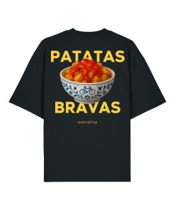Diseño trasero potente con bol de cerámica y salsa roja en camiseta negra; gran tipografía amarilla “PATATAS BRAVAS”.