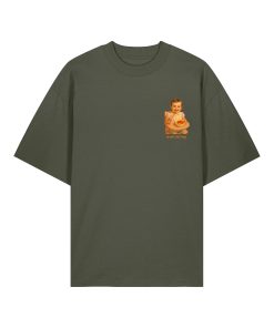Camiseta oversized verde oliva con imagen nostálgica en el pecho de un bebé con patatas; estilo gráfico cálido y original.
