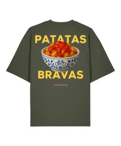 Diseño trasero con ilustración realista de patatas bravas sobre fondo oliva y texto amarillo llamativo; fusión entre tradición y streetwear.