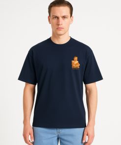 Camiseta oversized azul marino con estampado pequeño de bebé sosteniendo patatas bravas; diseño nostálgico y visual de Isnach Clothing.