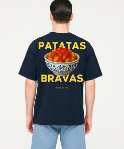 Camiseta oversized azul marino con gran ilustración de bol de patatas bravas y tipografía amarilla “PATATAS BRAVAS”; estilo gráfico y gastronómico.