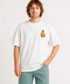 Camiseta oversized blanca con estampado frontal de bebé comiendo patatas bravas; diseño divertido con aire retro y marca Isnach Clothing.