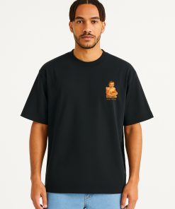 Camiseta negra oversized con estampado en el pecho de niño pequeño con patatas bravas; estilo gráfico gastronómico con guiño humorístico.