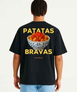 Vista trasera de camiseta oversized negra con ilustración grande de bol con patatas bravas, tipografía amarilla y firma Isnach Clothing.