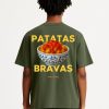 Camiseta verde oliva oversized con imagen central de bol de patatas bravas y texto “PATATAS BRAVAS” en amarillo; estética visual potente.