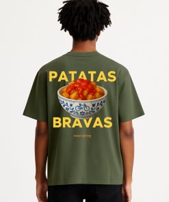 Camiseta verde oliva oversized con imagen central de bol de patatas bravas y texto “PATATAS BRAVAS” en amarillo; estética visual potente.