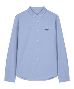 Camisa azul claro con cuello abotonado y logo de bicicleta en el pecho; estilo clásico con toque distintivo y botones blancos.