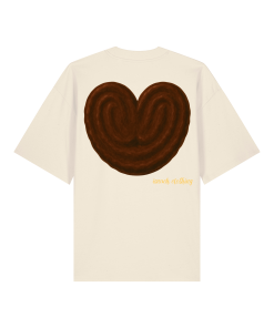 Camiseta oversized color crudo con palmera de chocolate en forma de corazón ilustrada en la espalda; estilo visual apetecible con firma de marca.